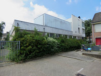 833497 Gezicht op de zijgevel van Sportschool Anton Geesink (Anton Geesinkstraat 9) te Utrecht, vanaf een pleintje bij ...